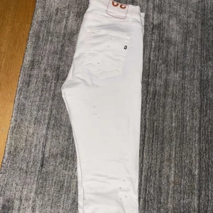 Dondup Alex - Tja! Nu har vi fått in dessa fräscha jeans i från dondup i modell Alex (superskinny) i storlek 30! Vi rekommenderar att gå upp ≈ 2 storlekar då denna modell sitter lite extra tight! Vid ytterligare funderingar är det bara att höra av sig 🙌🏽