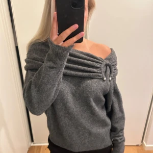 Tröja  - Säljer min jättesnygga tröja från zara då den aldrig kommer till användning, endast använd 1 gång.❣️ Pris går att diskutera  