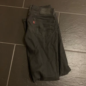 Jeans som passar 15 åringar - Levis jeans som passar 15 åringar, skulle säga att det är helt okej skick, köpta för 800 kr