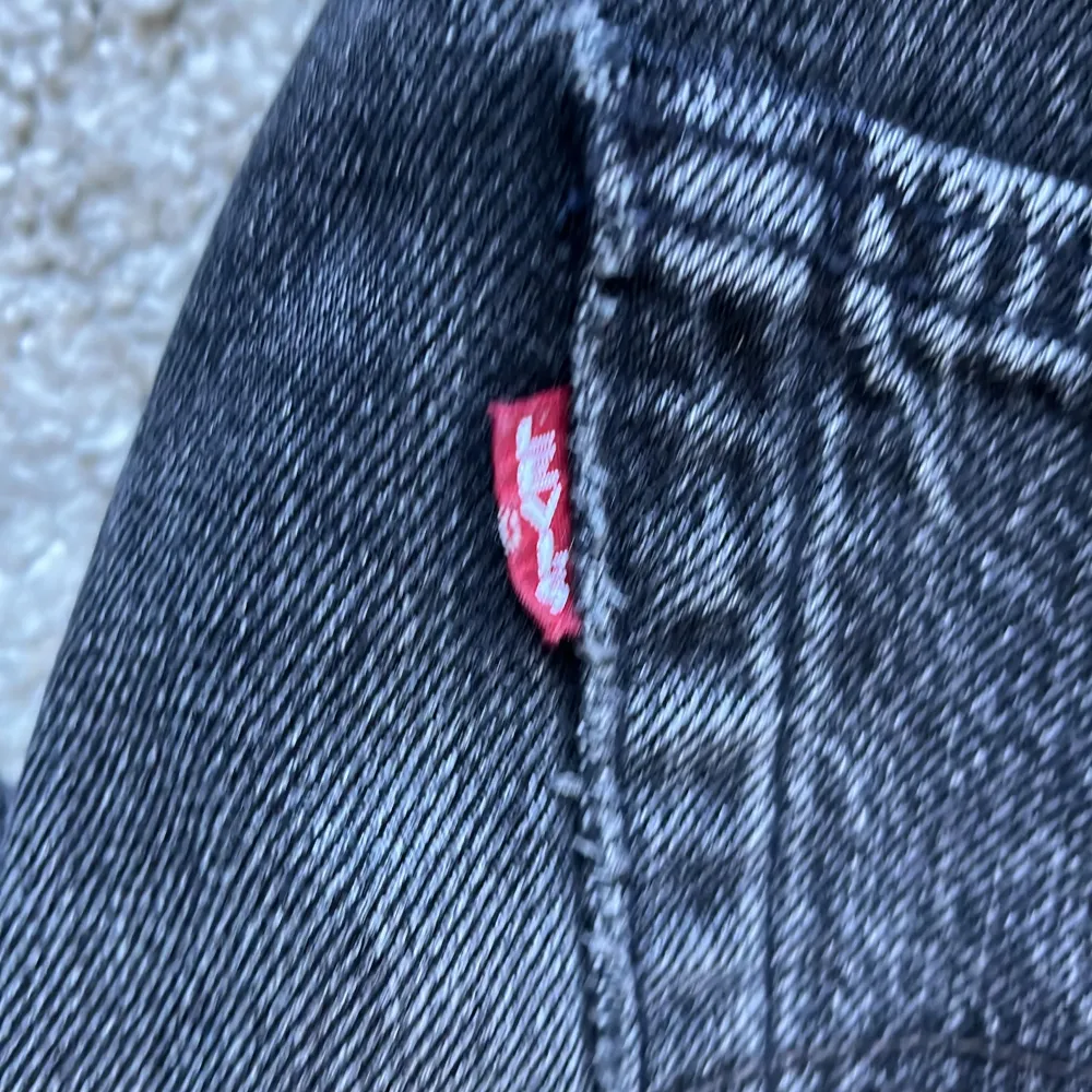 Säljer ett par klassiska svarta Levi's 501 jeans. De är i bra skick och har den ikoniska raka passformen. Perfekta för både vardag och fest! 🖤. Jeans & Byxor.