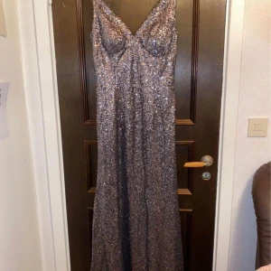 Festklänning  - Oanvänd festklänning  Stl 36-38 Pris kan diskuteras