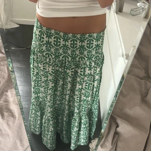 Zara långkjol - Så himla fin långkjol från zara som jag köpte för två somrar sen men inte använt på länge, topp skick m!