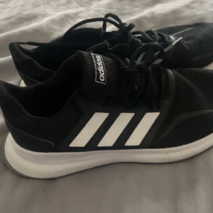 Adidas Idrottskor  - Skorna är använda max 2 gånger fungerar extremt bra, funkar både ute och inne, för mer info kontakt gärna mig, pris går att diskutera.