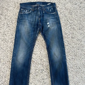 Dondup jeans ( slitningar) - ett par sjukt snygga dondup jeans i strlk W31! är i nyskick och är slimfit!  passar dig bäst som är kring 185cm lång! hör gärna av er vid intresse!🤝🏽
