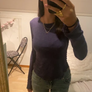Mörkblå långärmad - Mörk blå ribbad långärmad i storlek S💕