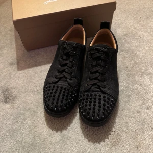 Christian Louboutin Louis junior spike - Ett par riktigt feta svarta loubs med spikar, storlek 43. Nypris ca 9000kr, mitt pris 1999kr men priset är inte spikat i sten. Självklart äkta. Inga märkvärdiga defekter men lite märken på sulan, skick 8,510. Hör gärna av er vid frågor!