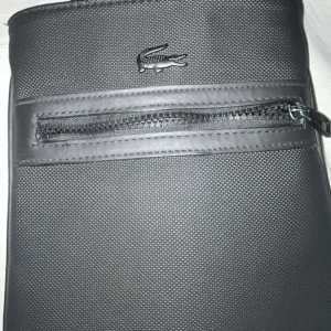 Lacoste Axelväska - Helt nytt, Pris kan diskuteras. Möts bara 