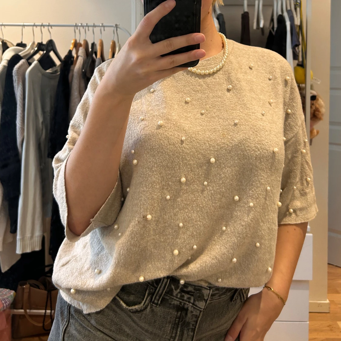 Stickad tröja med pärlor