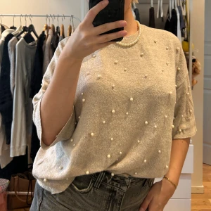 Stickad tröja med pärlor - Stockholm stil