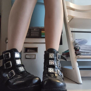 Emo boots - Emo skor med 10 cm klack. Aldrig använda då de inte passade mig. Storlek 40. Bra skick! Passar bra till halloween.