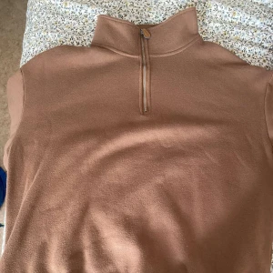 En tjocktröja - En brun tjoktröja köpte för 199kr säljer för 99