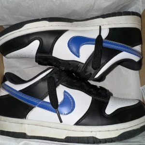 Nike dunk low - Nike dunk low köpa för 1145kr på zalando. Vit, svart och blå. Använda få gånger, som nya, inga väck. Skickas i  orginalboxen. Skosnören (80cm) och nya creasingskydd skickas också med. Skorna är ganska små i storleken. Skriv gärna om du har frågor