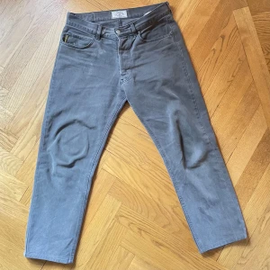 Grå jeans från Armani - Säljer ett par snygga grå jeans från Armani. De passar till det mesta och är i bra skick även om det har tecken på användning. Super sköna men säljs på grund av att jag tycker dom är lite korta för mig (jag är 170cm)