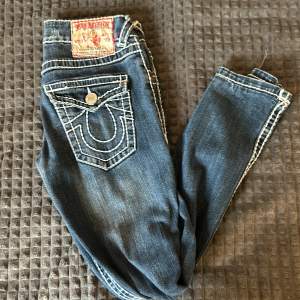 Priset sänks  i samband med en ”bundle”. Riktigt fina true religion jeans . De säljs inte längre vilket gör dem mer unika. Har lite defekter på benet och stora fickor!!:)). Är skinny jeans. ÄR 159CM LÅNG💗 