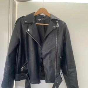 Svart skinnjacka  - Säljer min svarta skinnjacka från Nelly då den sällan kommer till användning, kan tänka mig gå ner i pris