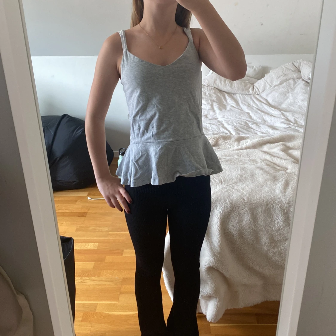 Grå ärmlös topp med volang