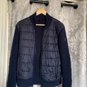 Polo RalphLauren Cardigan jacka  - Perfekt jacka inför våren men funkar även för hösten och någorlunda bra på vintern. Jackan är köpt förra vintern och är i riktigt bra skick.