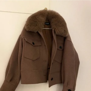 Meotine Jacka - Säljer denna jätte fina och trendiga meotine jacka som jag skulle säga är i perfekt skick. Säljer den eftersom den inte riktigt passade mig😕🥰❤️