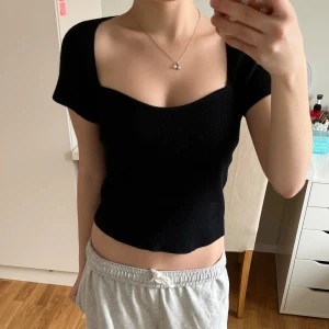 Stickad topp i svart - Fint topp i bra skick🌟