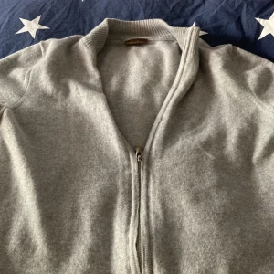 Stenströms full zip  - Ganska ny fullzip ifrån stenströms fullzip som jag säljer eftersom den inte passar längre, 10/10 skick ingen defekt eller hål/ köpt för 2300kr