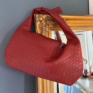 Vinröd väska  - En vinröd bottega liknande handväska. Relativt liten väska, perfekt för hösten.🥰🥰