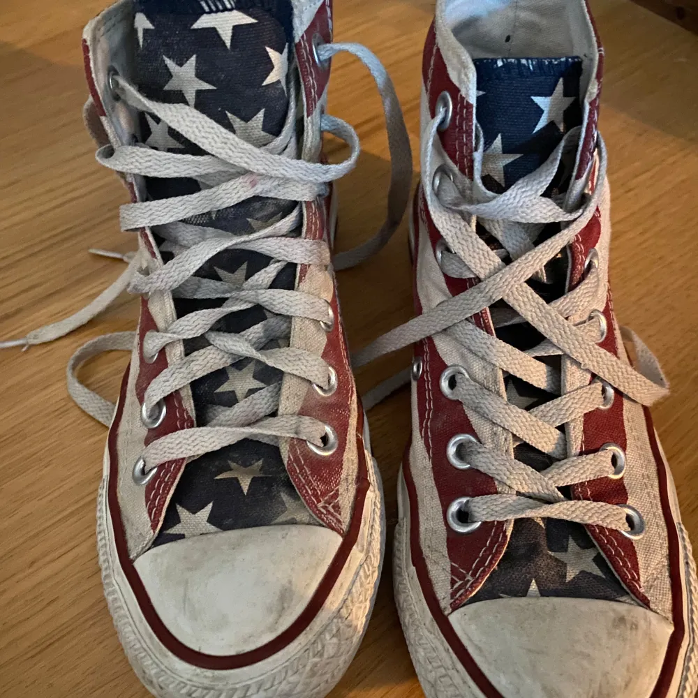 Converse All Star skor med amerikanska flaggan mönster på!🩷De är i storlek 36.5☺️Köpta i USA, använt skick. Skor.