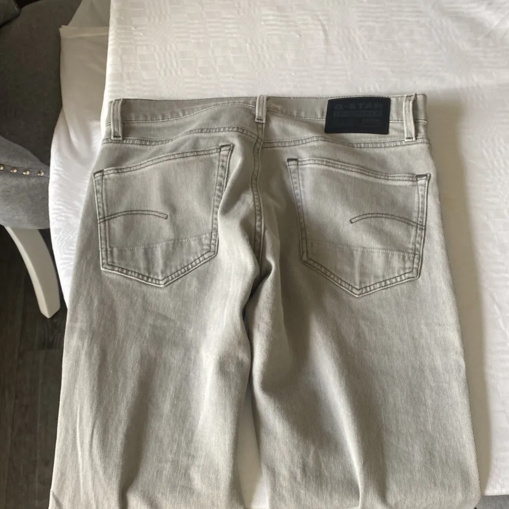 Mina jeans är använda få antal gånger och vill sälja dem passar folk med inte jätte stor Medja . Farkut & Housut.
