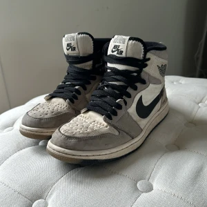 Jordans 1 High gortex - Slitna Jordan gortex 1 High perfekta till den svenska vintern. Storlek 40 passar även till 39! Priset är inte hugget i sten!