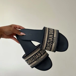 Christian D Dway Slide - Använda endast en sommar dä på. Jätte fina, jag älskar dom! Har dock alldeles för många likande så därför säljer jag dom 💙 För mer information skriv privat!