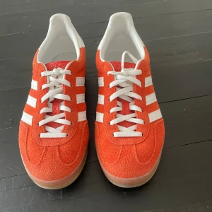 Adidas skor - I väldigt bra skick knappt använda st. 38