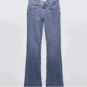 Zara bootcut jeans - Blå bootcut jeans från zara i storlek 34, stretchiga o passar större som S/S+💕💕Väldigt bra skick💕Passar på mig som är 165, passar någon längre med då dom är liiiite långa men perfekta ändå💕