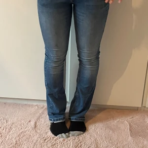 H&M bootcut jeans ❤️ - Säljer för att de e för små på mig men passar storlek 170-Xs💕 Är low waist och  blå❤️ Nypris: 250kr