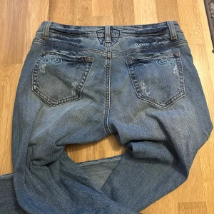 Lågmidjade jeans  - Säljer dessa nyköpta oanvända jenas som är super snygga. De sitter lågmidjat och är en blandning mellan bootcut och baggy. Midjemått :37cm innerbenslägnd 80cm