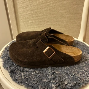 Birkenstock Boston  - Boston Soft Footbed Mocca Suede endast använda 2 gånger. Storlek 38. Nypris 1849kr. 