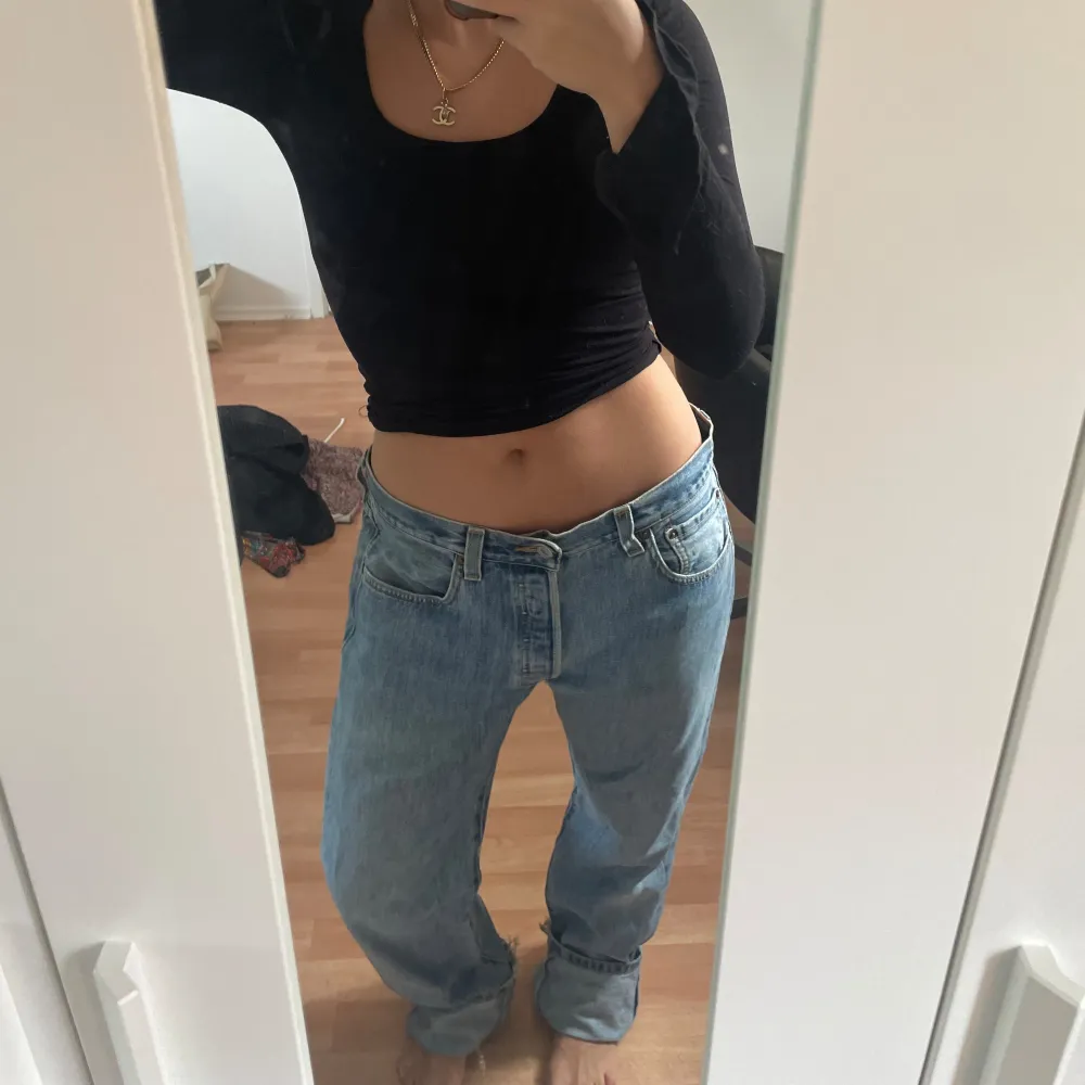 Säljer mina vintage levis 501🩷dem sitter såhär på mig som bär 36 vanligtvis🩷W33 L36. Jeans & Byxor.