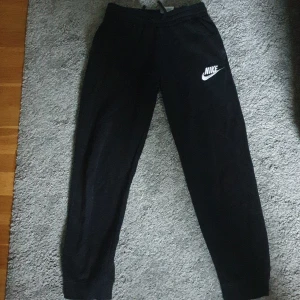 Nike byxor - Nike byxor som passar dem som är från 147-158 cm. Dem är i utmärkt skick och super sköna att ha på sig