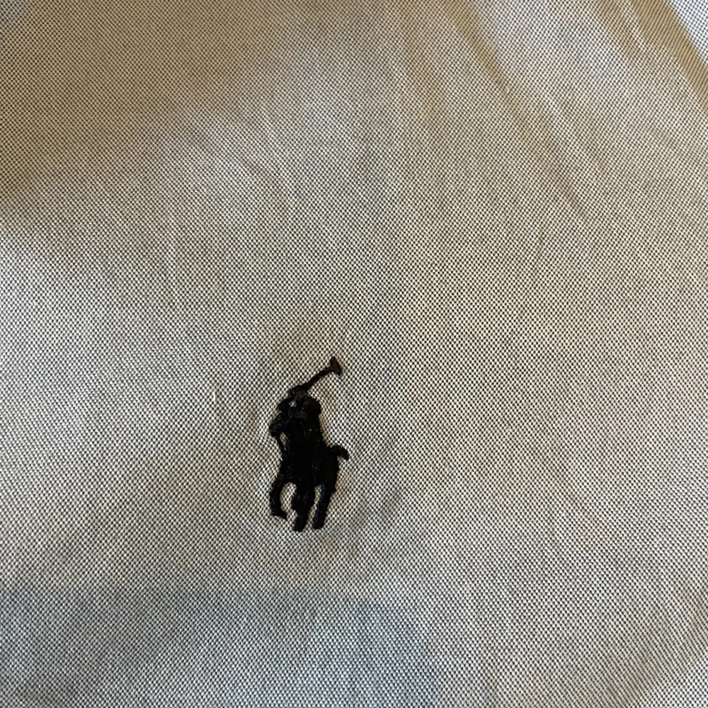 Tjo,säljer nu denna polo ralph lauren skjortan pågrund utav att jag har växt ur den och vill sälja den, inga defekter finns på tröjan den är sparsamt använd som har väldigt mycket kvar att ge, skick 9/10👑. Skjortor.