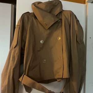 Trench coat Acne Studios - Helt oanvänd trenchcoat från Acne Studios i nyskick med lappen kvar. Storlek 42 (M) men passar också S. Originalpris: 6000kr Pris kan diskuteras!