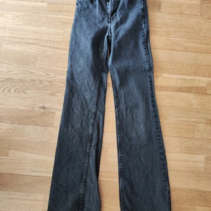 Svarta bootcut jeans från H&M - Säljer ett par snygga svarta bootcut jeans från H&M. De är högmidjade och gjorda i denim, vilket gör dem både bekväma och stiliga. Perfekta för både vardag och fest!