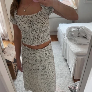 Set från Gina - Superfint set från gina som går att använda på många olika sätt. Säljer settet för 299 men går också att köpa separat. Topp: 159 Kjol: 199