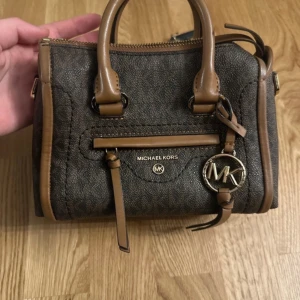 Michael Kors mini väska - mycket bra skick, längd 20 cm, hojd 15 cm 