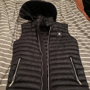 Moose Knuckles väst - Hej jag säljer min moose Knuckles väst värd ca 4600kr i nypris. Storlek S. Jag säljer den för 2000kr men priset kan ändras vid snabb affär. Jag har använt den i ett år men den är inte sluten trasig eller sådant. Kom privat för mer frågor!