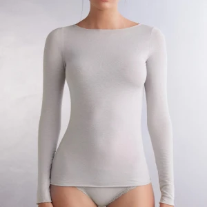 Intimissimi tröja - Säljer denna jättesnygga tröja som tyvärr inte var i min färg! Använd 1 gång! Har en liten liten fläck vid bröstet som knappt syns!! Bild 2 visar det