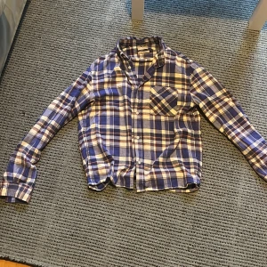 Acne skjorta - Säljer denna feta acne skjortan passar perfekt till hösten, 7,5/10 skick, skicka dm om ni har någon fråga!