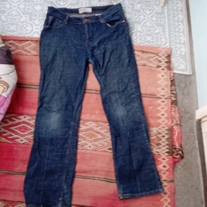 Mid rise boot cut jeans! - As snygga mid rise boot cut jeans från levis som tyvvär har blivit för små för mig! Står att det är en size 12 i americanska storlekar! Obs! Dem är mer grå/mörk blå i verkligheten än på bild!❤️❤️ Pris kan diskuteras💕