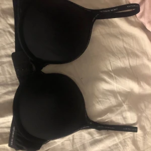Victoria secret bh - Vanlig svart victoria secret bh med text Köpt för 900kr kom privat för mer info Ge prisförslag
