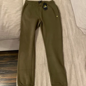 Lyle&Scott byxor  - Aldrig använda helt nya lyle scott byxor dark olive