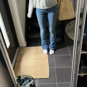 Bootcut jeans  - Mid/low waist bootcut jeans sååå snygga och knappast använda 💕 med lite stretch så väldigt bekväma