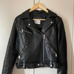 Skinnjacka - NAKD - Deffekt på insidan av kragen, inget som syns på utsidan annars. 