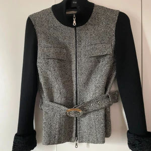 Mysig jacka - Världens mysigaste jacka/tröja med skärp och fuskpäls vid handledarna.